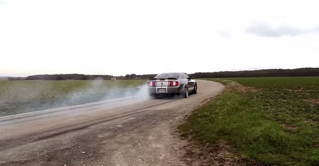 Shelby GT500 Mustang Rips a Massive Burnout