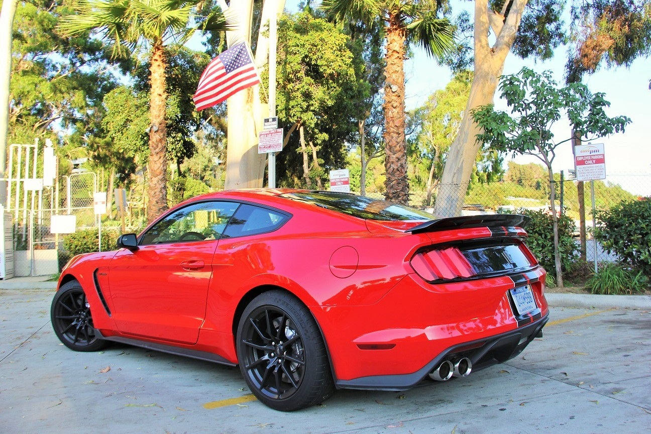 Shelby GT350 photo (2)